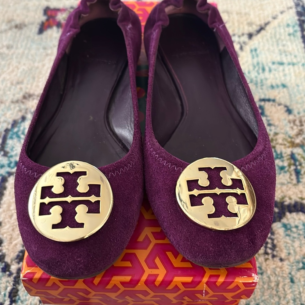 Tory Burch Reva Flats - suede in ‘Plum’ with gold logo size 7